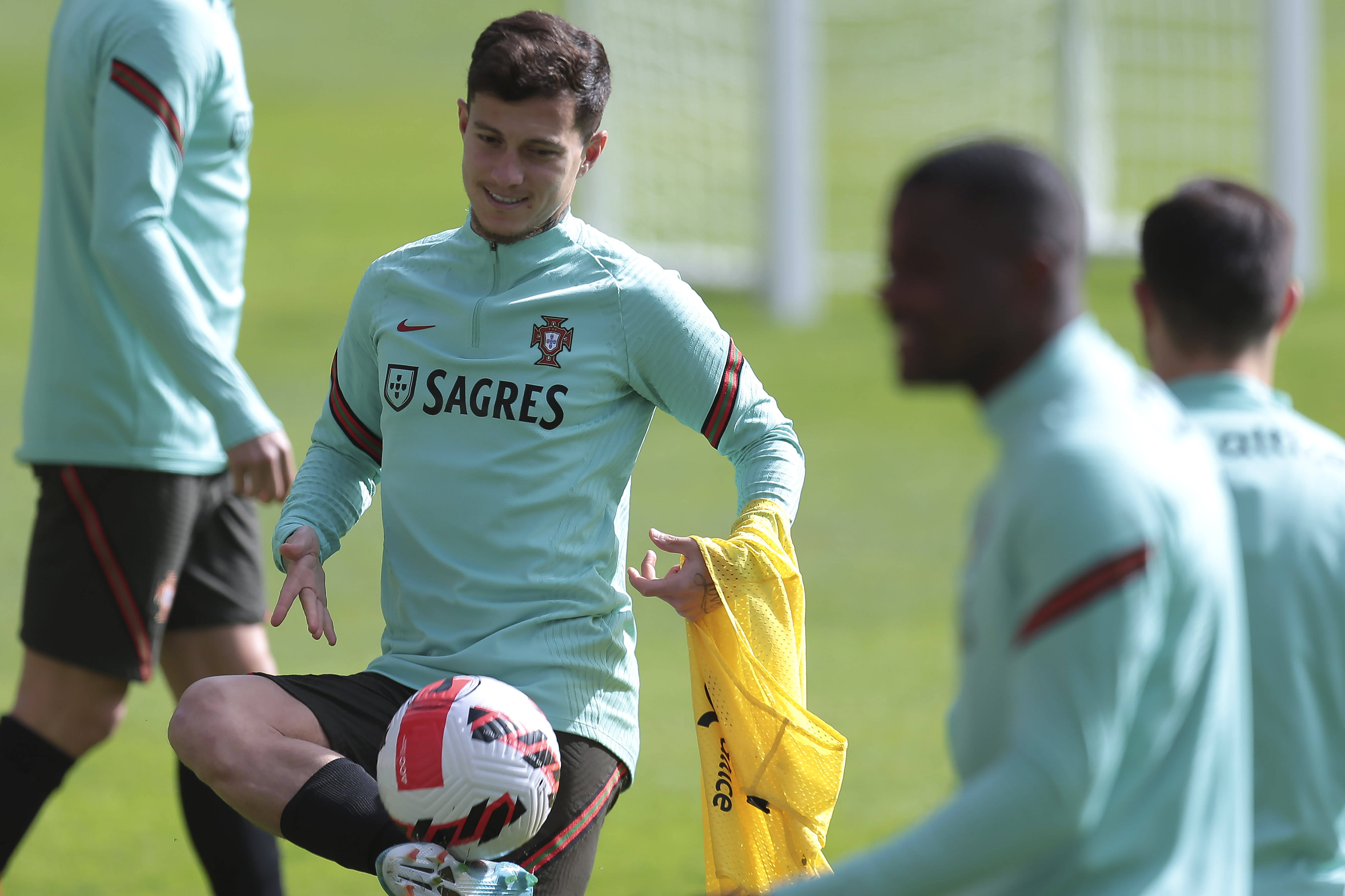 开云下载关于转会期葡萄牙体育备战NBA总决赛；强势反弹细节曝光；引发热议；临场指挥获称赞的信息