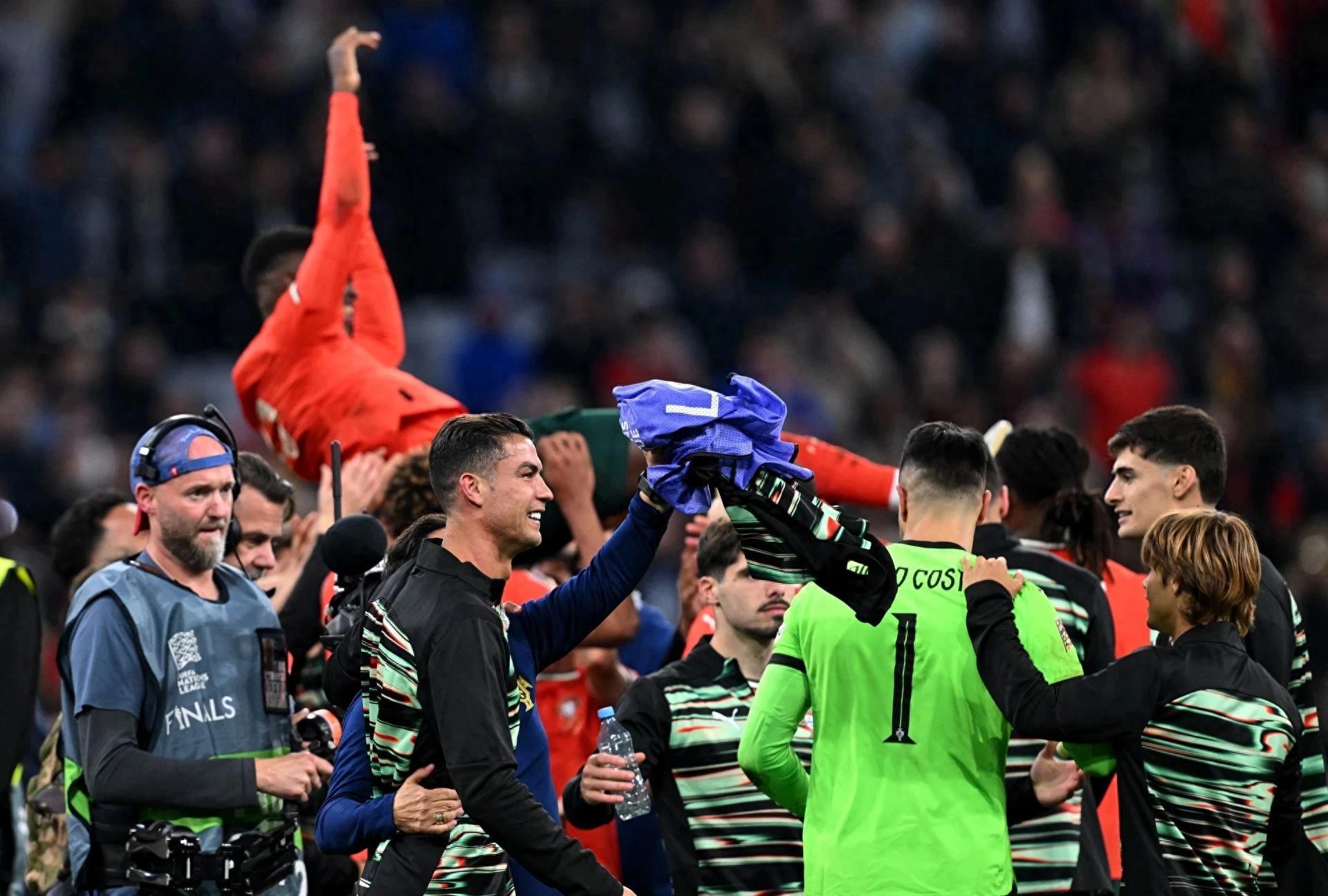 关于转会期葡萄牙体育备战NBA总决赛；强势反弹细节曝光；引发热议；临场指挥获称赞的信息