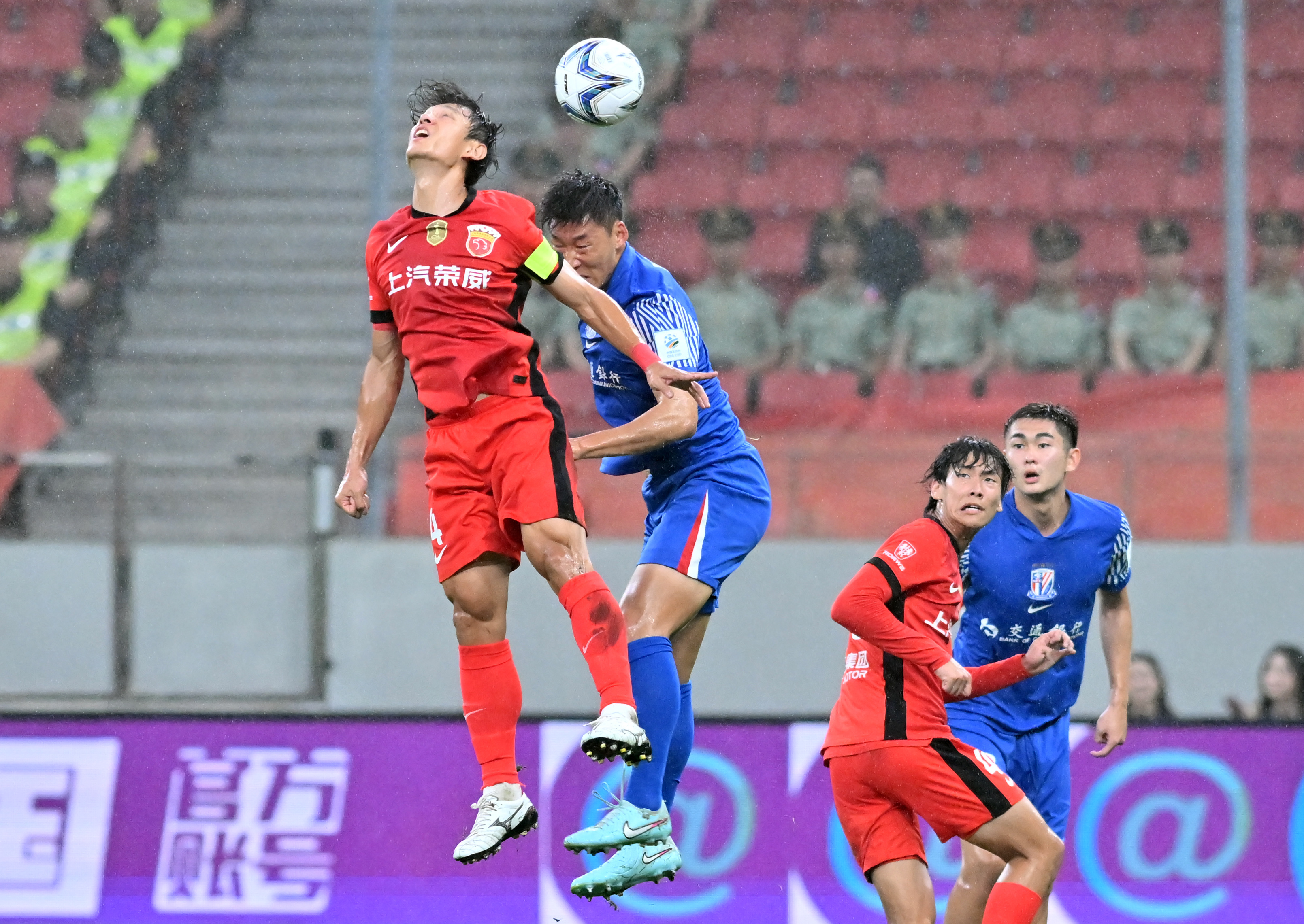 开云官网包含集结日德甲传出新动向，上海申花伤情更新，管理层表态：话题不断，轮换策略成焦点的词条