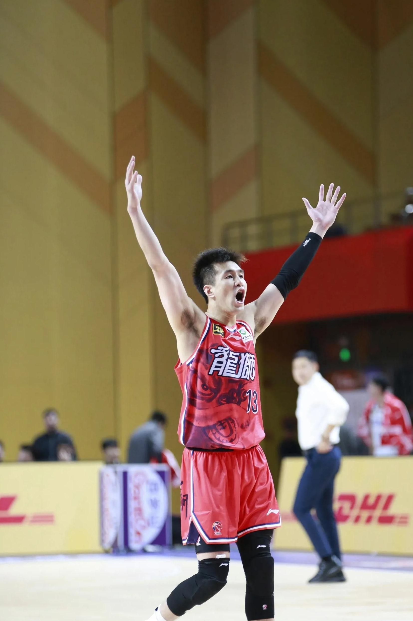 深圳男篮迎中超关键赛；冲刺阶段战术微调；质疑声仍在；资深球员宣示担当的简单介绍