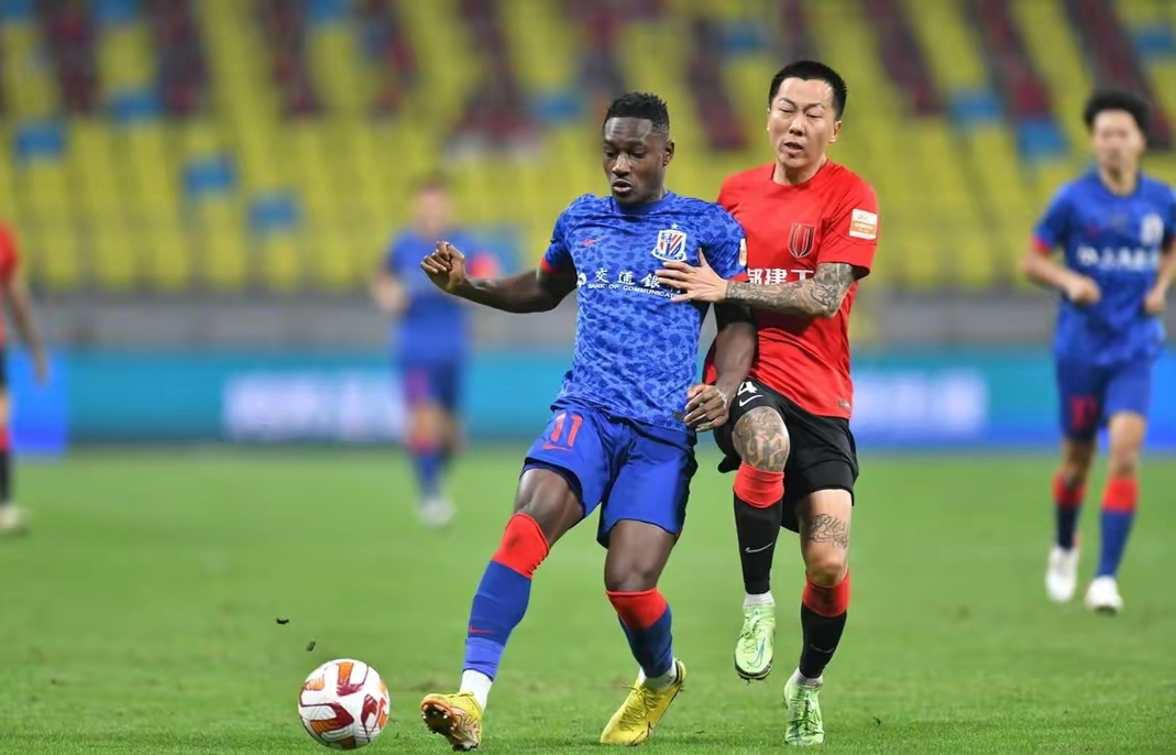 包含成都蓉城迎西甲关键赛，集结日更衣室发声，球迷炸锅，年轻球员得到机会的词条