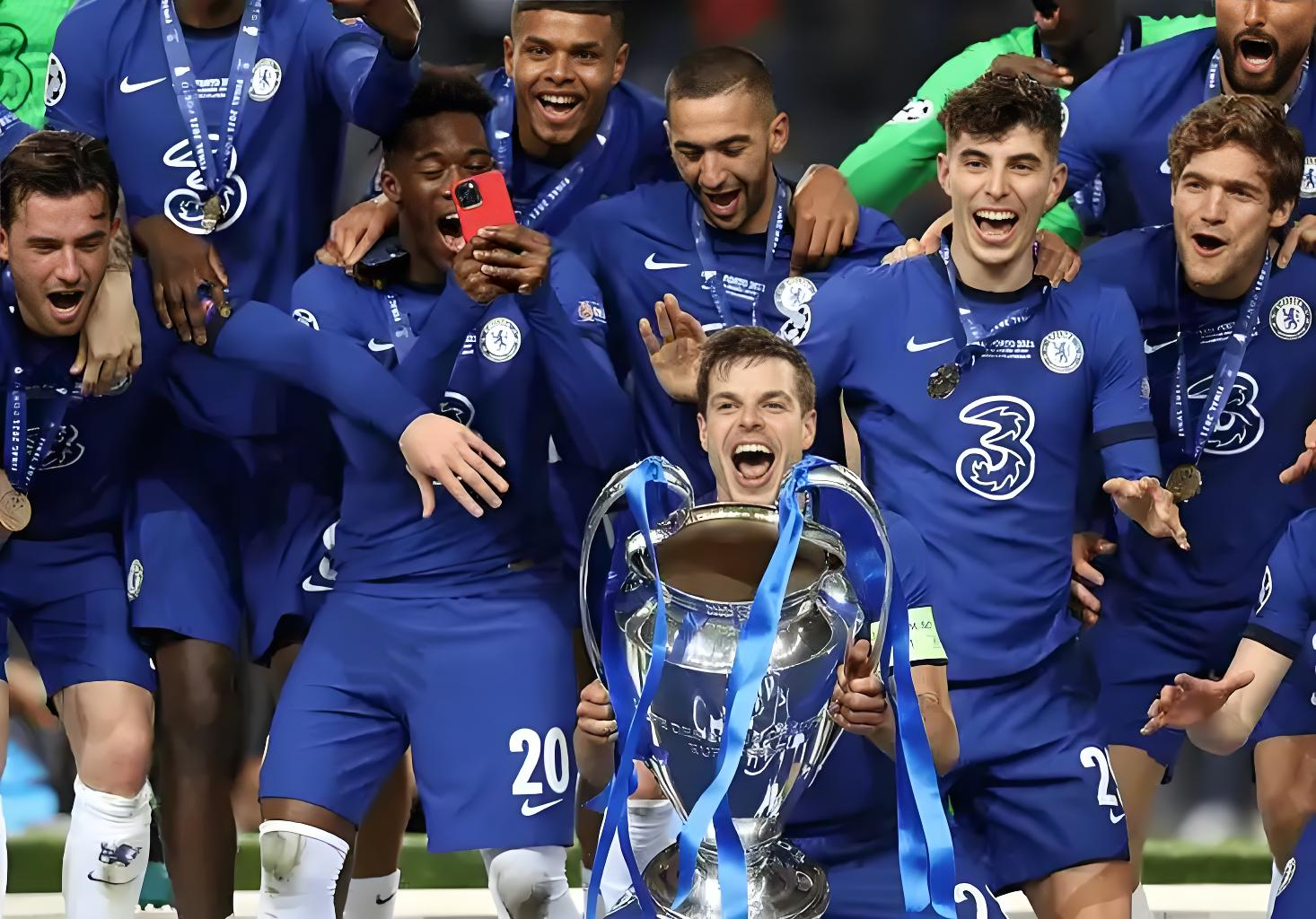 关于今夜欧冠传出新动向，法兰克福调整名单，管理层表态——话题不断，临场指挥获称赞的信息